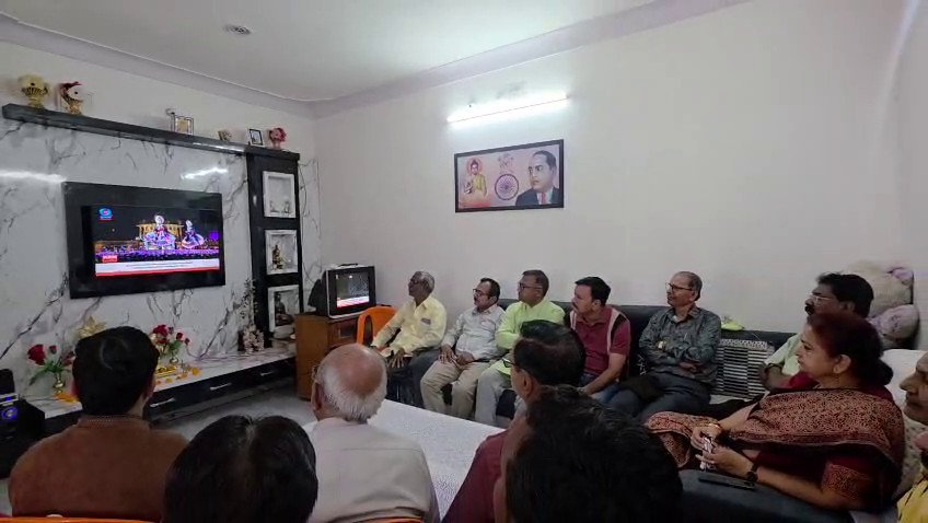 विधायक अर्चना चिटनिस ने कार्यकर्ताओं संग सुना पीएम मोदी की 'मन की बात कार्यक्रम 