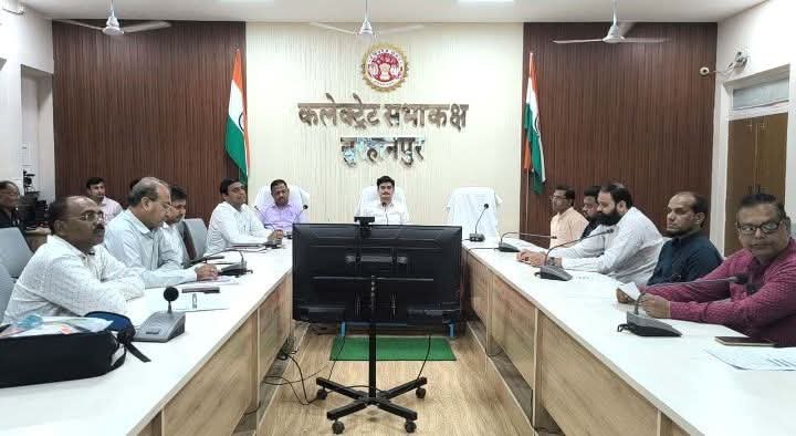 RIS  कलेक्टर ने राजनैतिक दलों के प्रतिनिधियों के साथ की  बैठक