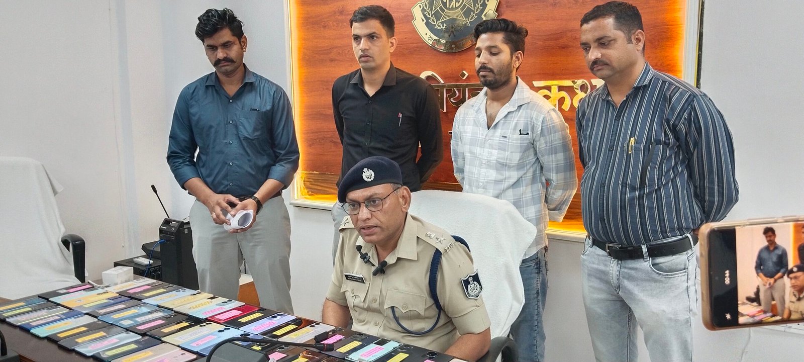 बुरहानपुर पुलिस का दिवाली उपहार, एक लाख 40 हजार के गुम हुए 76 मोबाइल लौटाएं