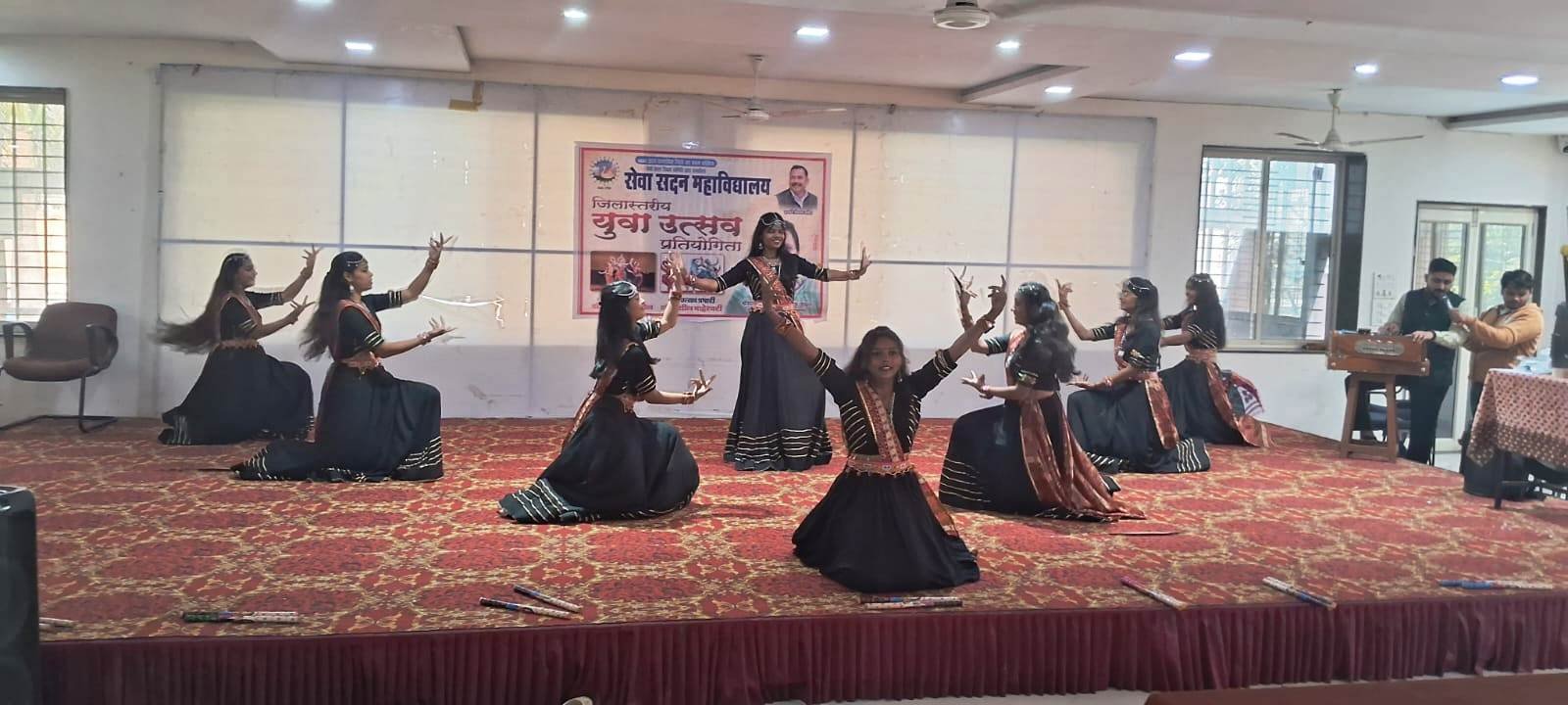जिलास्तरीय युवा उत्सव में सेवासदन महाविद्यालय प्रथम- समूह नृत्य और गायन में दिखाया कमाल