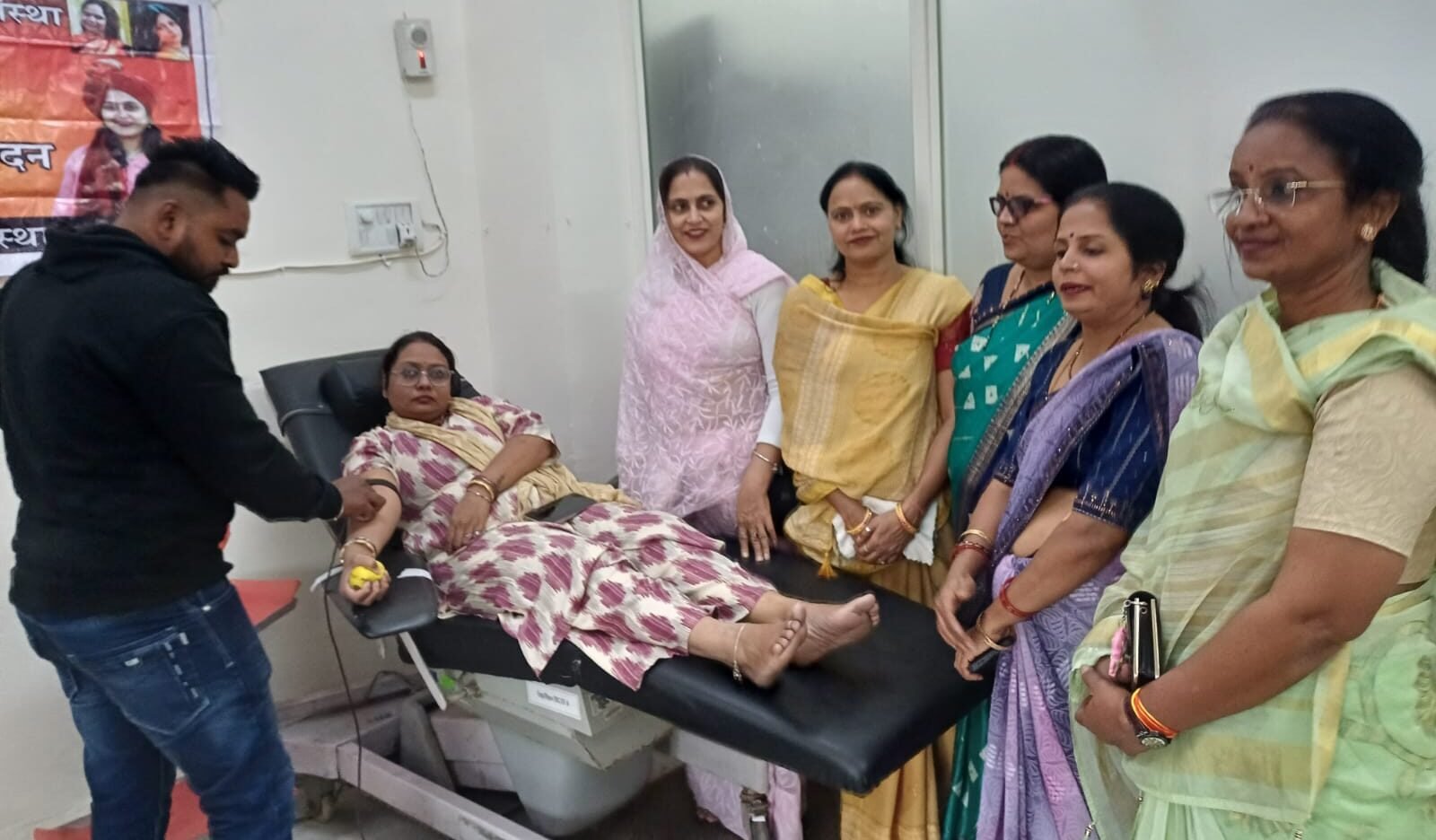 नारी शक्ति सेवा संस्था ने लगाया रक्तदान शिविर, संस्था की महिलाओं ने जिला अस्पताल में किया रक्तदान