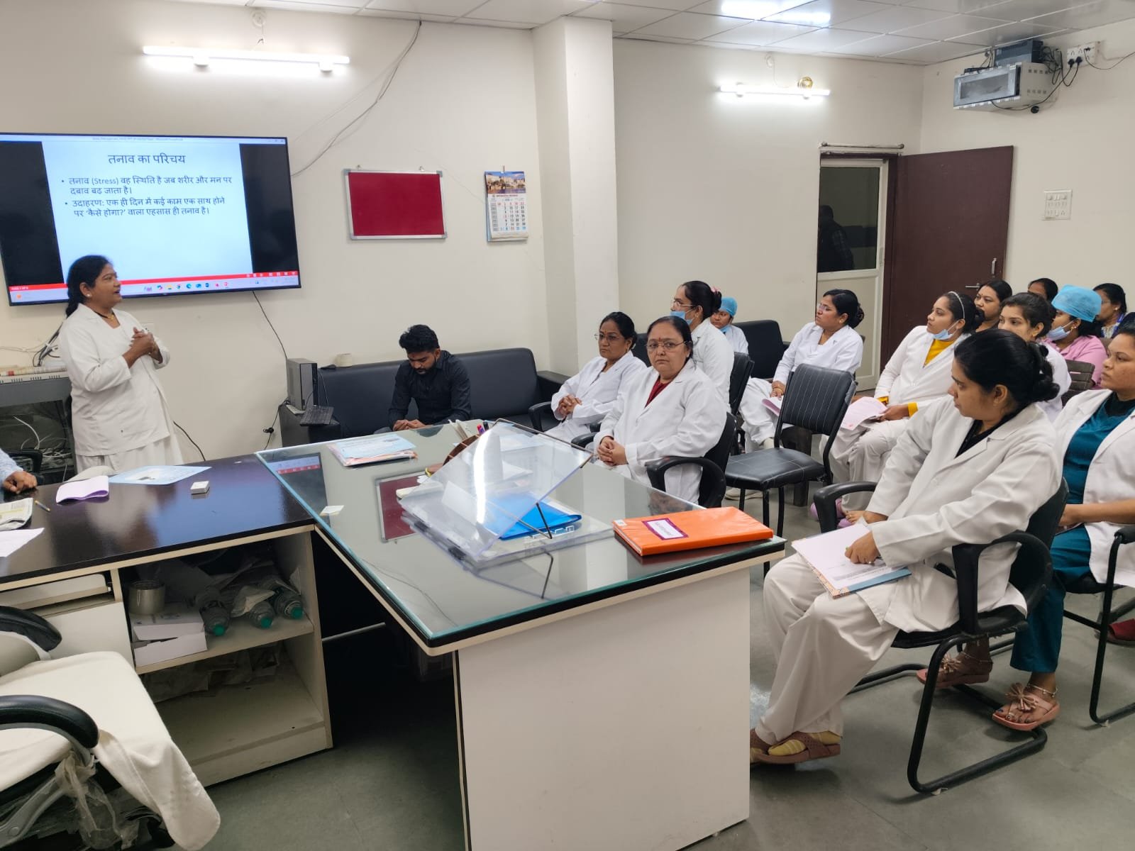 टीम के साथ मानसिक संवाद रखे, काम बांटें ,तनाव नहीं मनकक्ष विभाग जिला चिकित्सालय बुरहानपुर