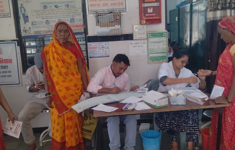 प्राथमिक स्वास्थ्य केन्द्र डोईफोडिया में एचआईवी,सिफलिस जांच शिविर में 72 महिलाओं और पुरुषों की जांच की गई है