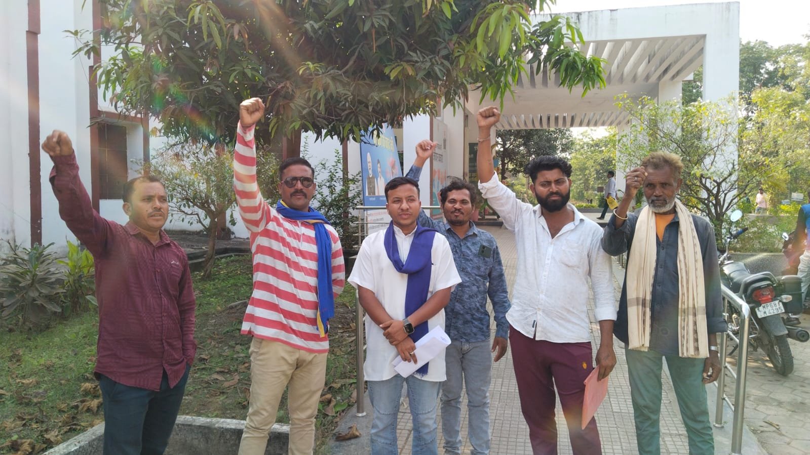 बाबा साहब के प्रतिमा के साथ अप्राकृतिक घटना का विरोध, कलेक्टर कार्यालय पहुंचकर भीम सेना नेतृत्व में दिया गया ज्ञापन
