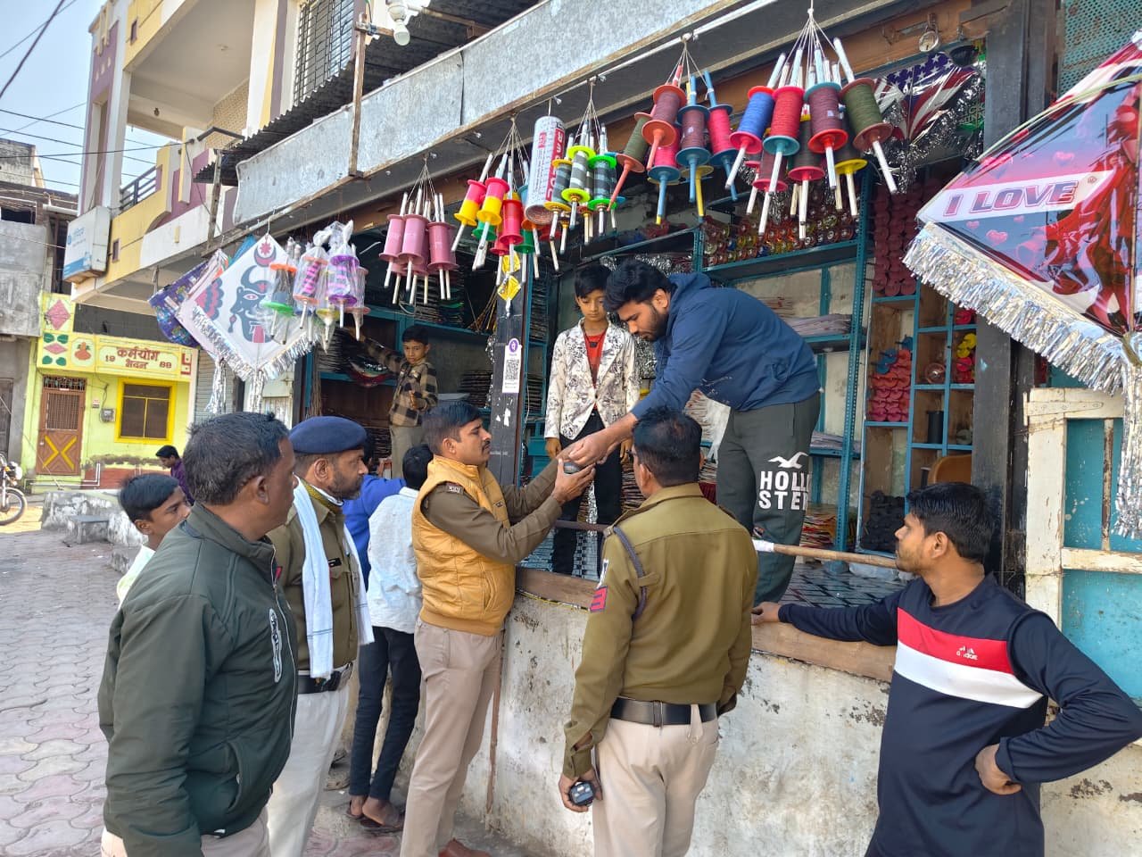 चायना डोर बेचने वालों की खैर नहीं, पुलिस ने दुकानों पर की चेकिंग