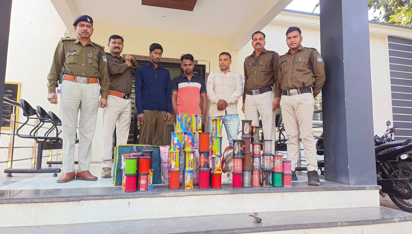 चायना पतंग मांजा बेचने वाले तीन आरोपियों को  कोतवाली पुलिस ने किया गिरफतार