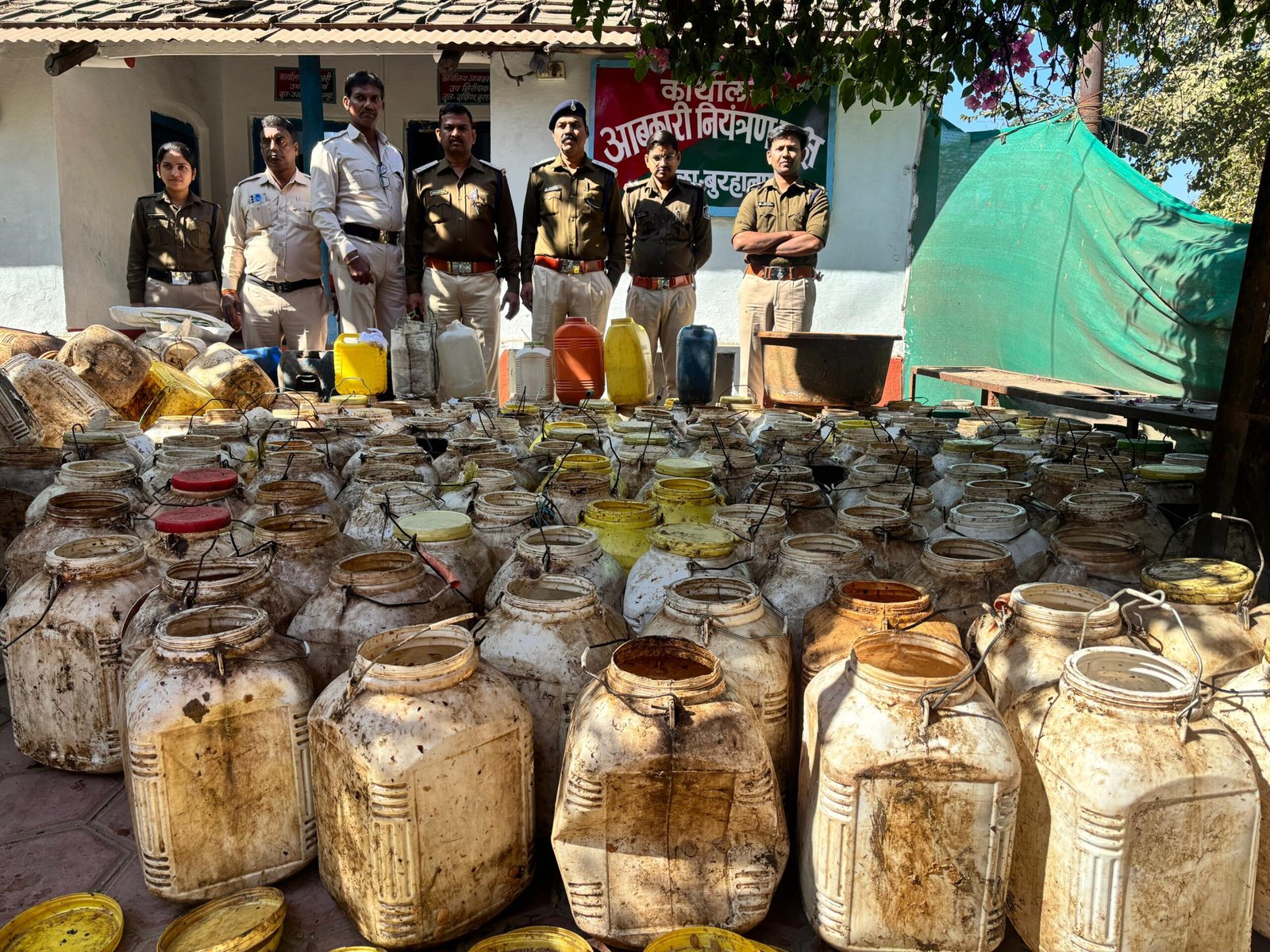 जैनाबाद बलवाड़ टेकरी मे दबिश, 70 लीटर हाथ भट्ठी, 3000 kg तैयार महुआ लहान जप्त