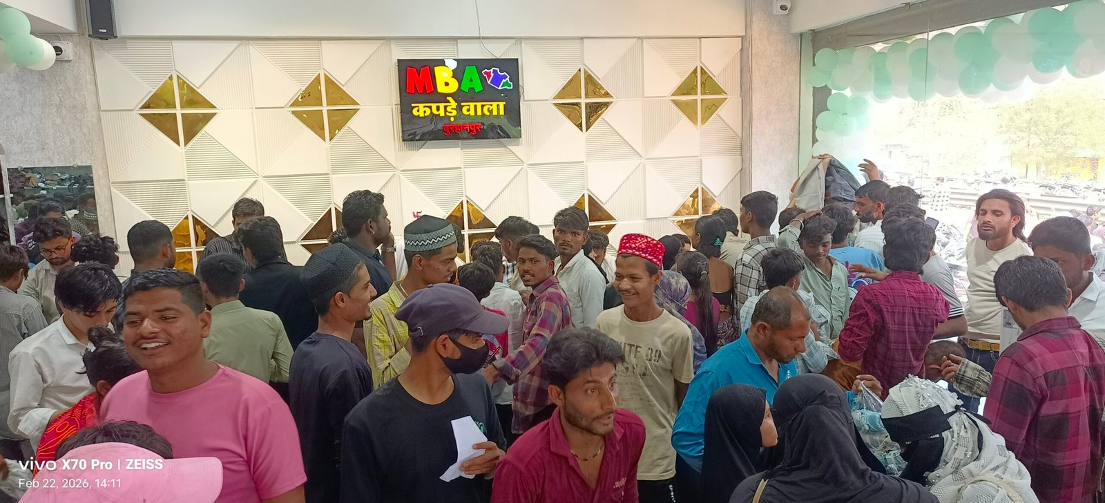 बुरहानपुर में MBA कपड़े वाला की धूम, शुभारंभ के पहले दिन की रिकार्ड खरीदारी