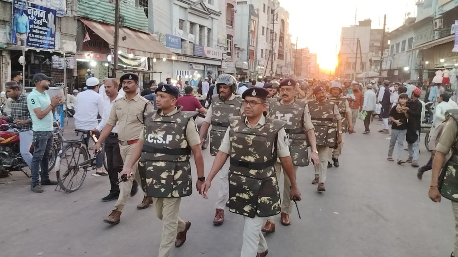 बुरहानपुर पुलिस द्वारा शहर में कानून व्यवस्था बनाए रखने एवं आगामी त्यौहारों को शांतिपूर्वक संपन्न कराने हेतु फ़्लैग-मार्च निकल गया