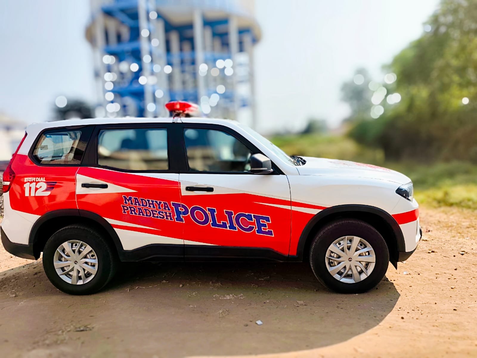 थाना निम्बोला क्षेत्र में सड़क दुर्घटना में घायल हुए दम्पति एवं दो बच्चियों को, डायल-112 जवानों ने पहुँचाया अस्पताल