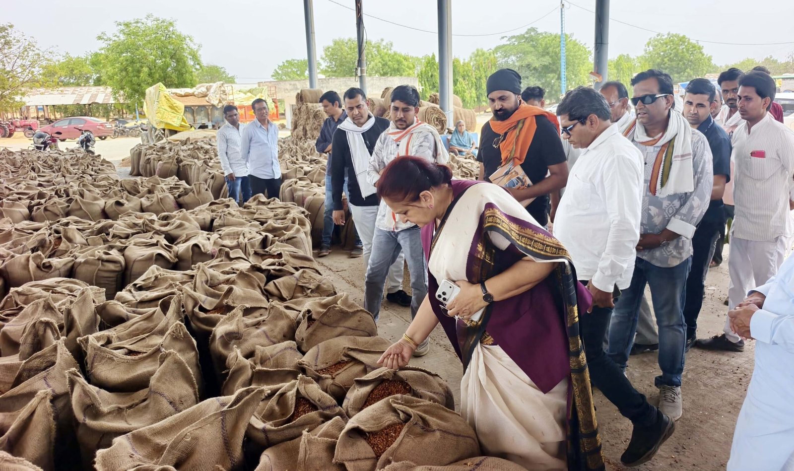 अर्चना चिटनिस ने कृषि उपज मंडी का किया निरीक्षण, 1.50 करोड़ के ग्रेडिंग-क्लीनिंग प्लांट कार्य की शुरुआत, किसानों को दी सौगात, “आदर्श मंडी बनाएंगे, शीघ्र बनाए प्रस्ताव