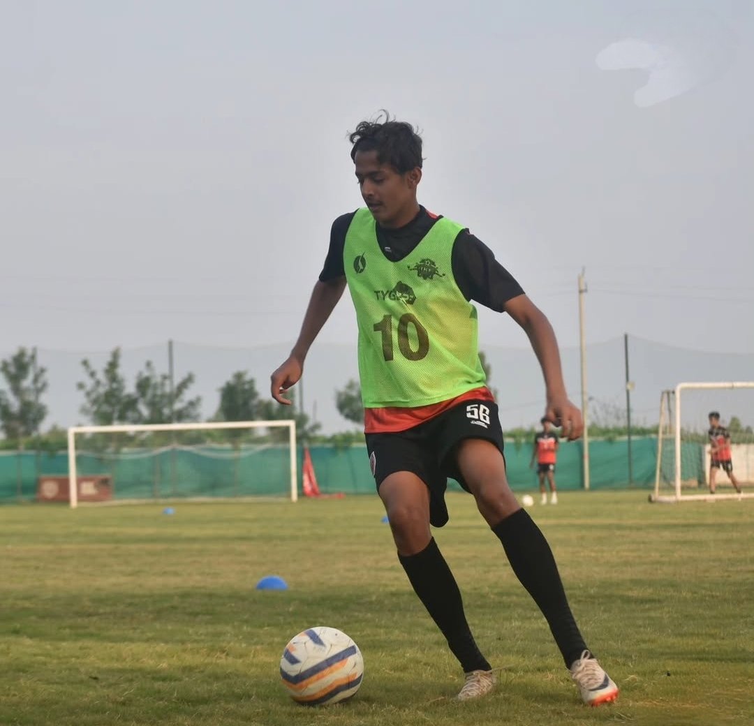 बुरहानपुर के फुटबॉल खिलाड़ी पुष्कर शैलेश सिंह का असम प्रीमियर लीग में चयन