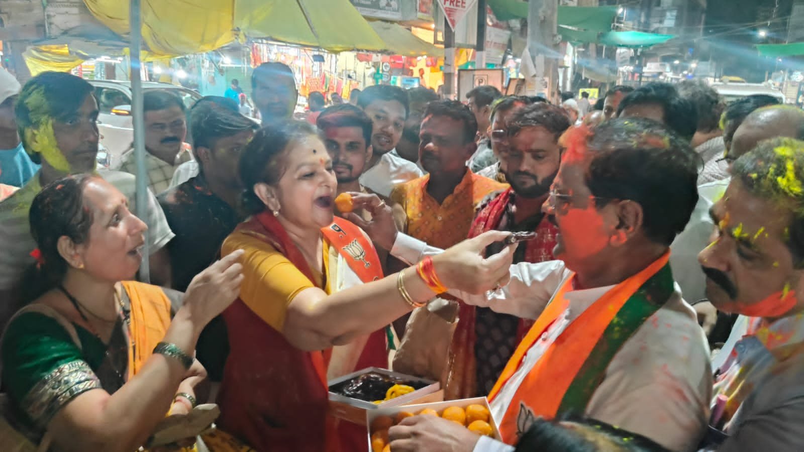 भाजपा की 3 राज्यों में एतिहासीक जीत पर बुरहानपुर में आतिशबाजीकर मनाया गया जश्र झालमुडी खिलाई गई, बैंडबाजे के साथ निकला जुलूस, जमकर थिरके भाजपाई