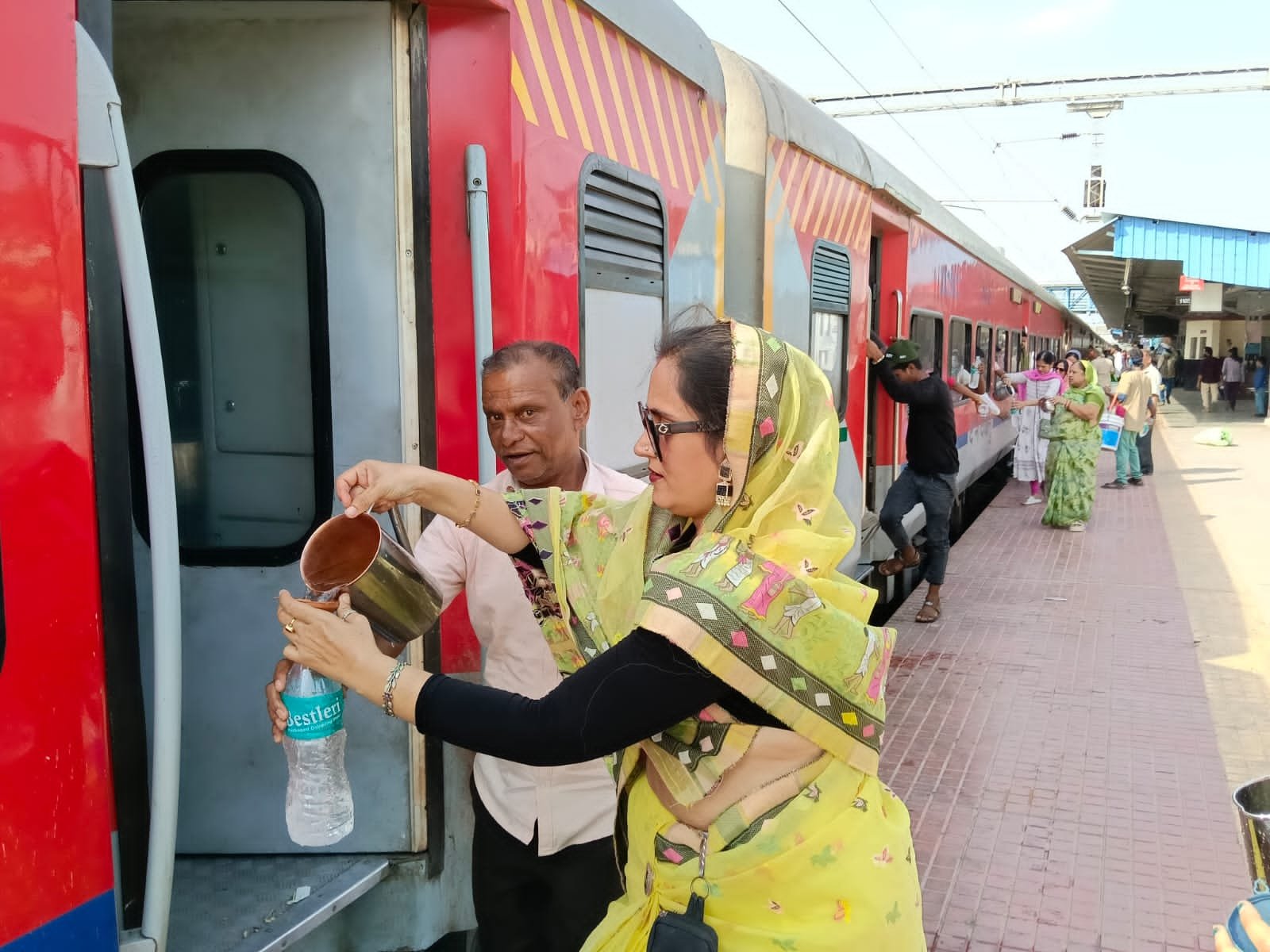 सेवा का संकल्प : लगातार तीसरे वर्ष भी जारी लालबाग रेलवे स्टेशन पर विप्र नारी शक्ति सेवा संस्था का शीतल जल सेवा अभियान