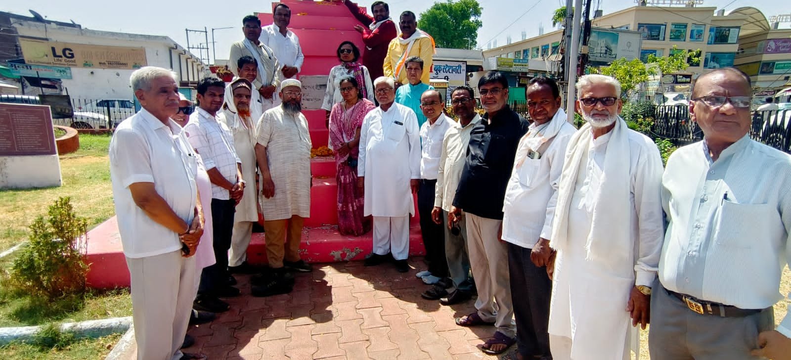 स्वतंत्र भारत के प्रथम प्रधानमंत्री पंडित जवाहरलाल नेहरू की मनाईं 62वीं पुण्यतिथि, प्रतिमा पर माल्यार्पण कर दी श्रद्धांजलि