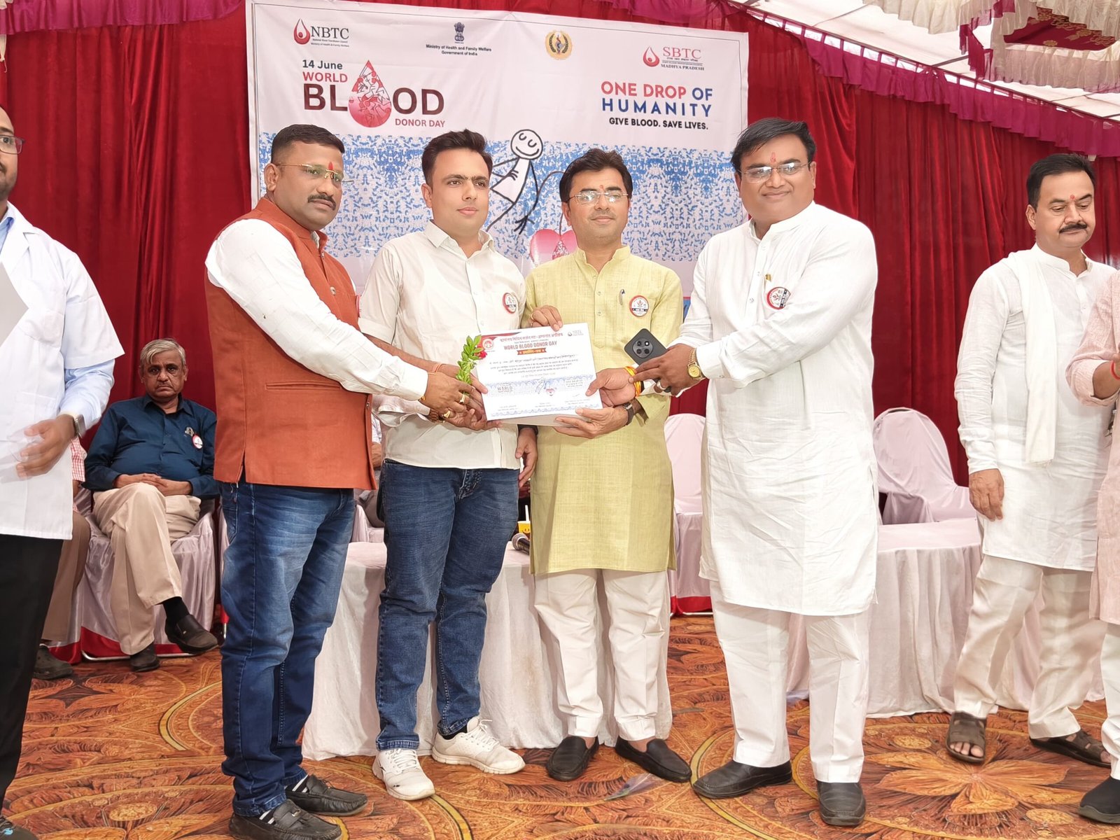 विश्व रक्तदाता दिवस पर जिला अस्पताल ब्लड बैंक द्वारा रक्तदाताओं का किया गया सम्मान